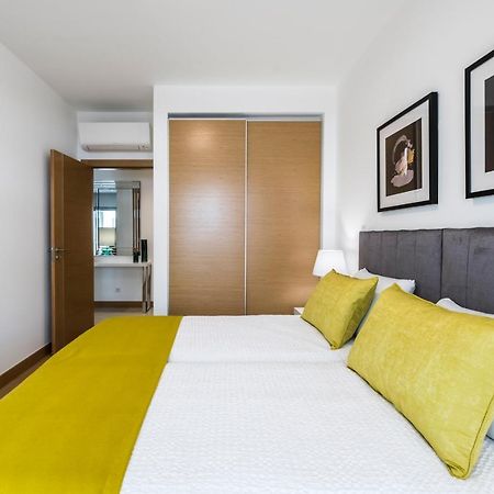 Coolhouses Lagos, 2 Bed Stylish City Flat, Rooftop Shared Pool, Clayheart Exterior photo
