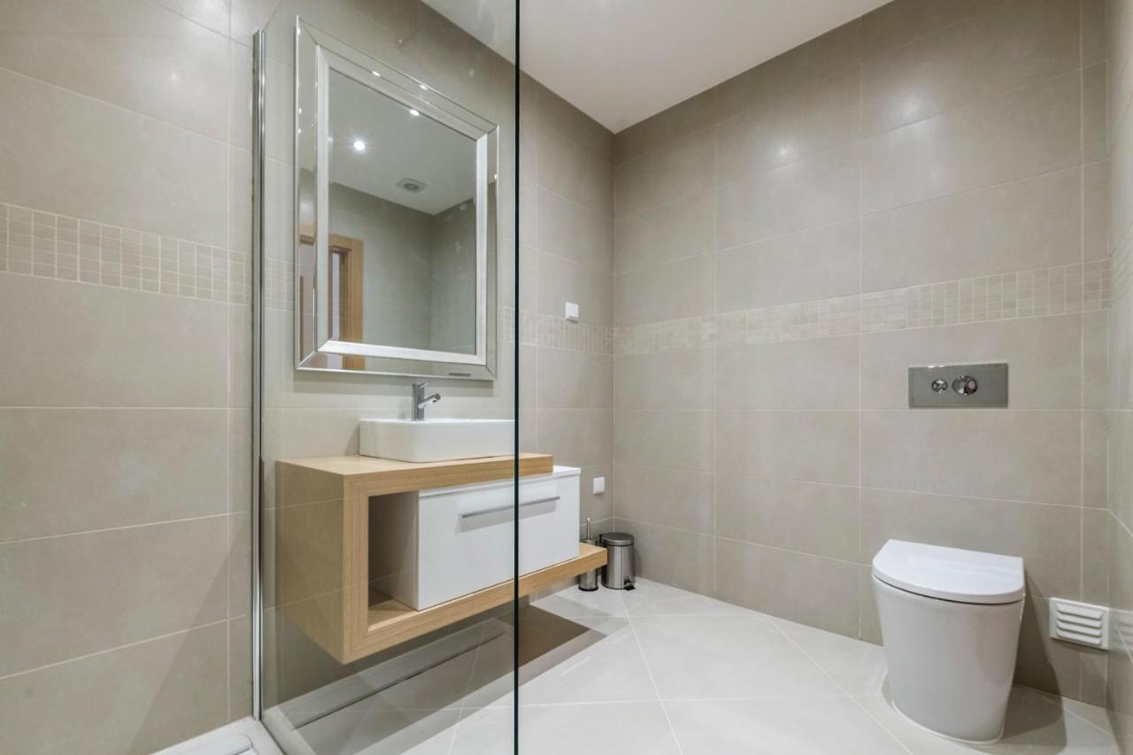 Coolhouses Lagos, 2 Bed Stylish City Flat, Rooftop Shared Pool, Clayheart Exterior photo