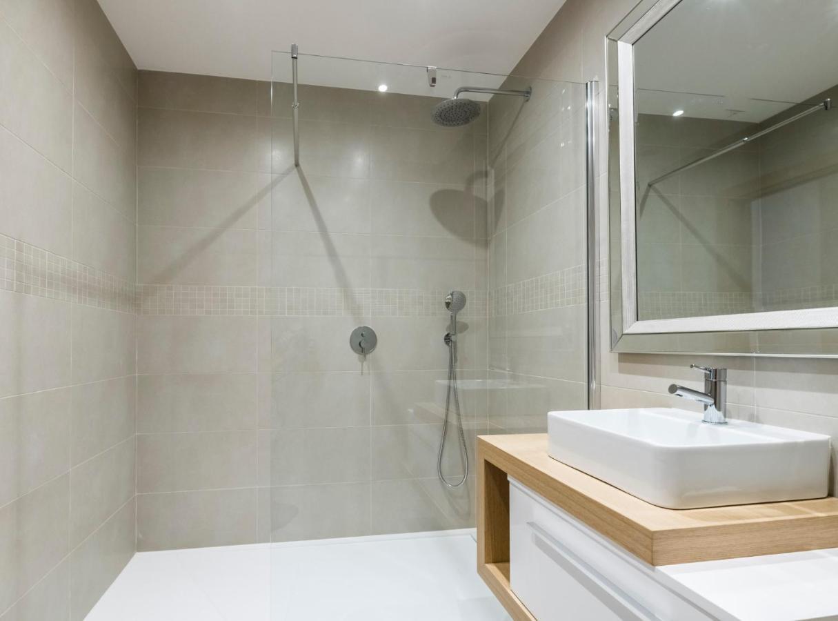 Coolhouses Lagos, 2 Bed Stylish City Flat, Rooftop Shared Pool, Clayheart Exterior photo